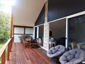 Outdoor dining - Ritchy at Manyana is a newly built, stylish open plan modern beach house (Manyana)