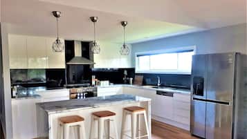 Réfrigérateur, micro-ondes, four, lave-vaisselle