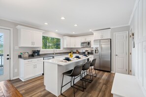 Fridge, oven, stovetop, dishwasher