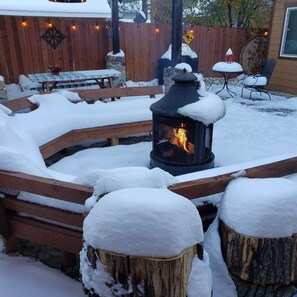 Outdoor dining - ORIGINAL MALTBY COZY RUSTIC CABIN! (Big Bear)