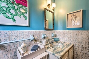 Kostenlose Toilettenartikel, Haartrockner, Handtücher