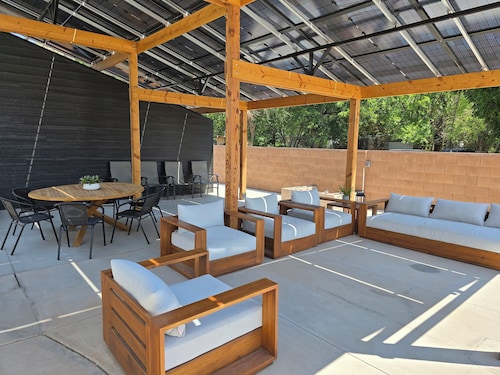 Zion Canyon Retreat - Private Pool & Pickleball Court, Spacious, Clean & FUN!
