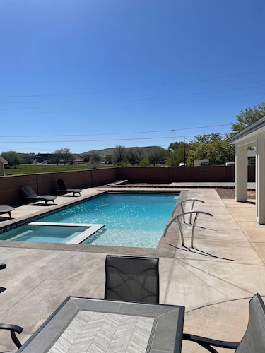 Zion Canyon Retreat - Private Pool & Pickleball Court, Spacious, Clean & FUN!
