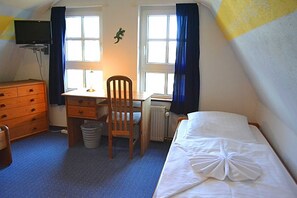 4 slaapkamers, een bureau, beddengoed