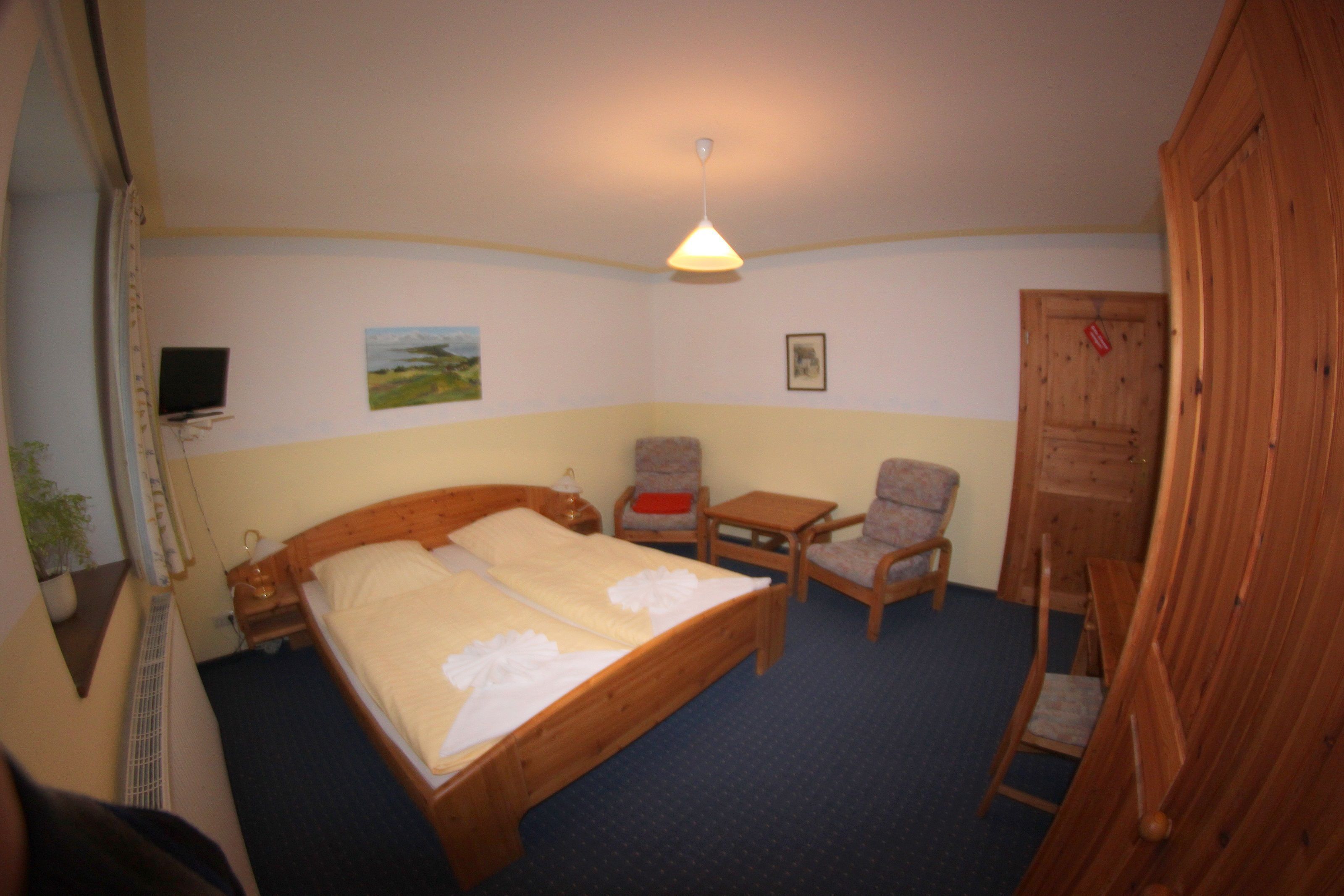 4 slaapkamers, een bureau, beddengoed