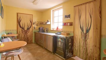 Kühlschrank, Wasserkocher mit Kaffee-/Teezubehör, Toaster, Hochstuhl