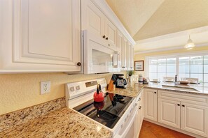 Fridge, stovetop, dishwasher