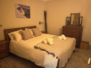 3 chambres, bureau, fer et planche à repasser, lit parapluie