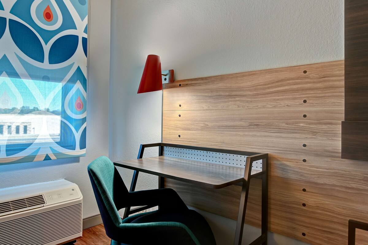 Sengetøy av topp kvalitet, senger med overmadrass og skrivebord