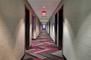 Premium bedding, pillow-top beds, desk, laptop workspace - Tru by Hilton Tahlequah (Tahlequah)
