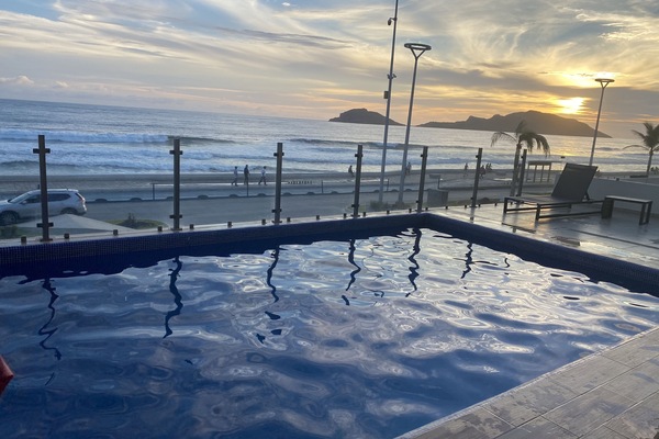 Alberca frente al mar