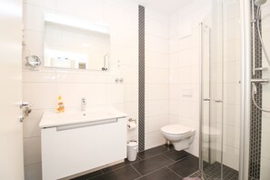 Shower, towels - Comfortable vacation apartment Gretelsiel in Greetsiel (first floor, 2 persons) (Krummhörn)