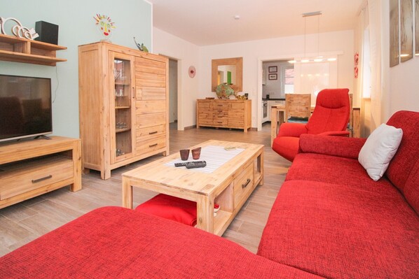 TV, books, stereo - Comfortable vacation apartment Gretelsiel in Greetsiel (first floor, 2 persons) (Krummhörn)