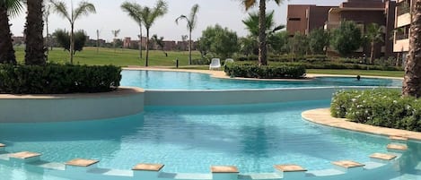 حمّام سباحة خارجي