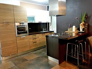 Geladeira, lava-louças, torradeira