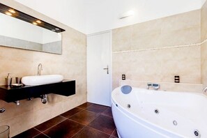 Baignoire, sèche-cheveux