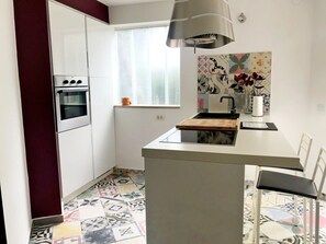 Kühlschrank, Geschirrspüler, Toaster, Kochgeschirr/Geschirr/Besteck