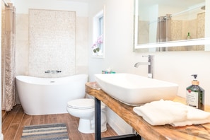 Bathtub, towels