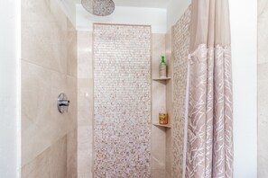 Bathtub, towels