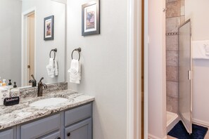 Douche, séchoir à cheveux, serviettes fournies