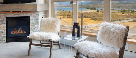TV, fireplace