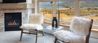 Modern Condo. Hot tub. Amazing Lake views. Mural.