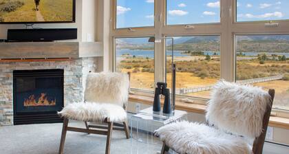 Modern Condo. Hot tub. Amazing Lake views. Mural.