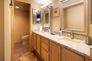Combined shower/bathtub, hair dryer, towels