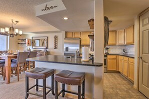 Fridge, microwave, oven, stovetop - Modern Condo. Hot tub. Amazing Lake views. Mural. (Frisco)