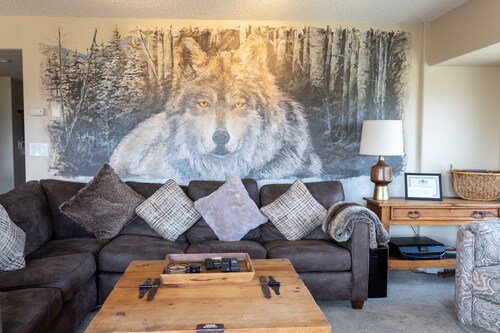 Modern Condo. Hot tub. Amazing Lake views. Mural.