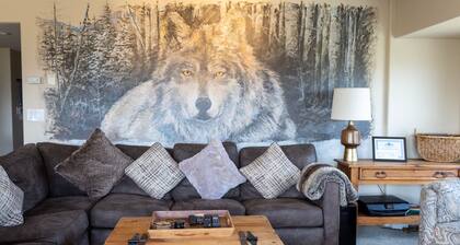 Modern Condo. Hot tub. Amazing Lake views. Mural.