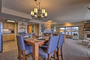 Dining - Modern Condo. Hot tub. Amazing Lake views. Mural. (Frisco)