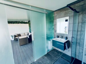 Ensemble douche/baignoire, sèche-cheveux, bidet, serviettes fournies