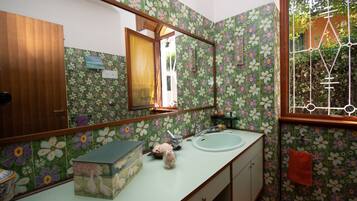 Classic Villa | Bathroom | Bidet, towels, toilet paper