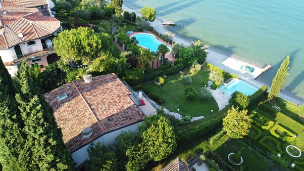 An aerial view of a residential property with a swimming pool, a garden, and a view of the sea. - Villa Lydia (Padenghe sul Garda)