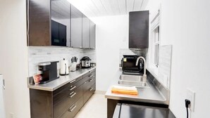 A modern kitchen with stainless steel appliances, a built-in oven, and a microwave. - Luxe Studio Getaway in Mountain View Near Google! (Mountain View)