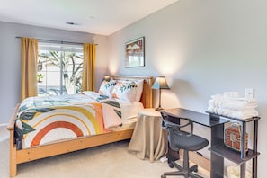 4 bedrooms, desk, iron/ironing board, Internet