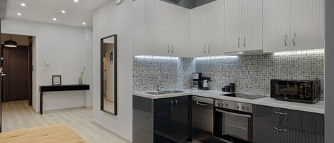 Apartemen Deluks, 2 kamar tidur, pemandangan kota | Dapur pribadi | Lemari es, microwave, oven, dan kompor