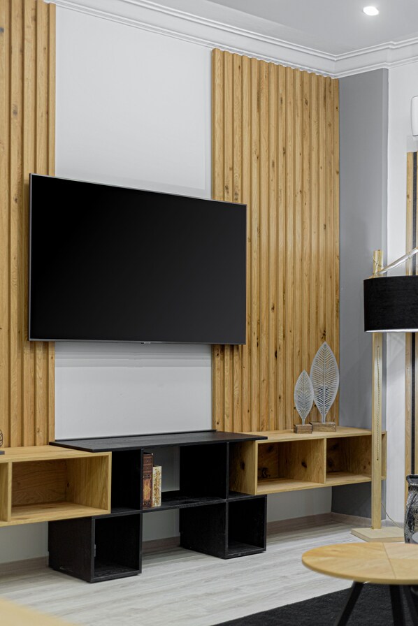 Deluxe Apartment, 2 Bedrooms, City View | Living room