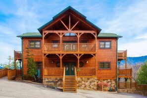 Exterior - Parkview Palace: Mtn View, Theater, Game Room, Hot Tubs x 2, in Gatlinburg! (Gatlinburg)