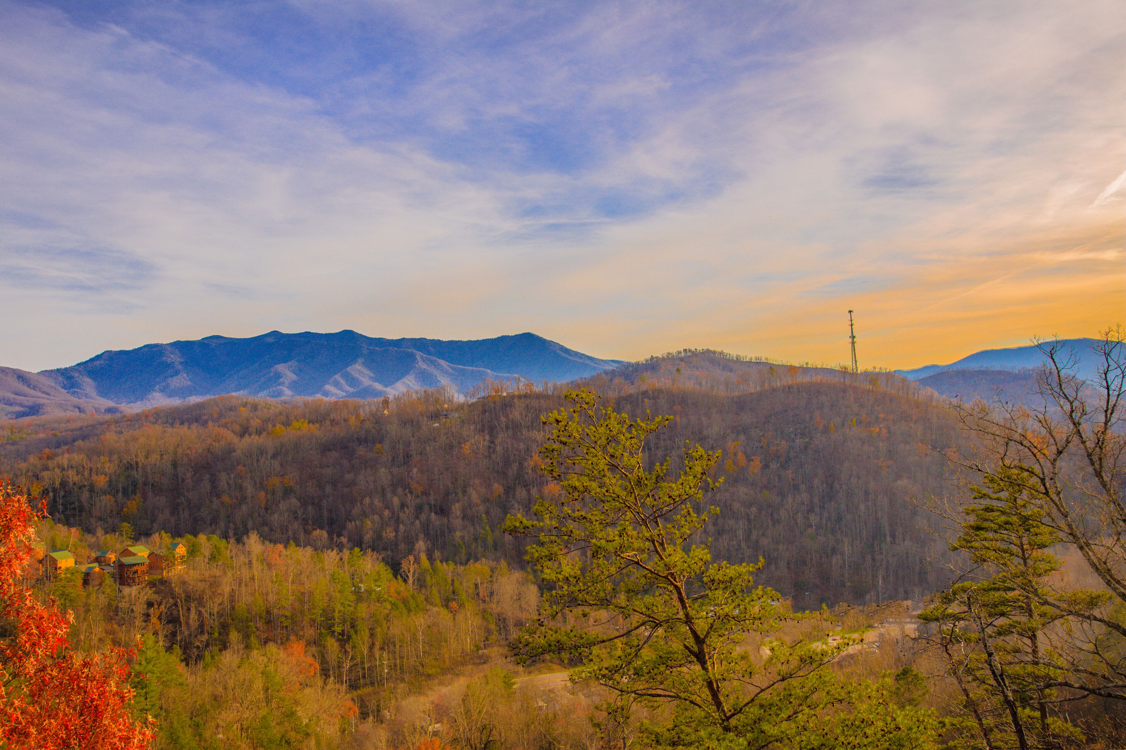 Eine Berglandschaft mit blauem Himmel.