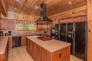 Fridge, microwave, oven, stovetop - Parkview Palace: Mtn View, Theater, Game Room, Hot Tubs x 2, in Gatlinburg! (Gatlinburg)