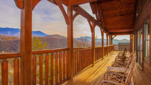 Une terrasse en bois avec vue sur les montagnes.