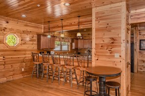 Dining - Parkview Palace: Mtn View, Theater, Game Room, Hot Tubs x 2, in Gatlinburg! (Gatlinburg)