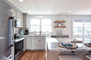 Een koelkast, een magnetron, een oven, een kookplaat