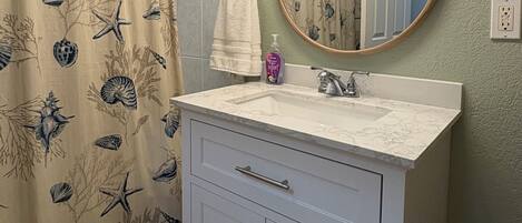 Ensemble douche/baignoire, sĂšche-cheveux, serviettes fournies, savon