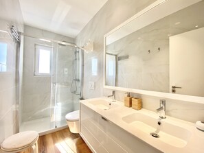 Douche, sèche-cheveux, serviettes fournies