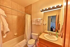 Luxus-Stadtwohnung | Badezimmer | Duschwanne, Regendusche, kostenlose Toilettenartikel, Haartrockner