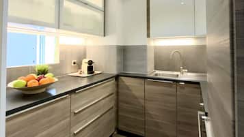 Een koelkast, een microgolfoven, een oven, een kookplaat