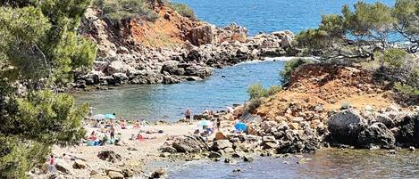 Plage à proximité, chaises longues